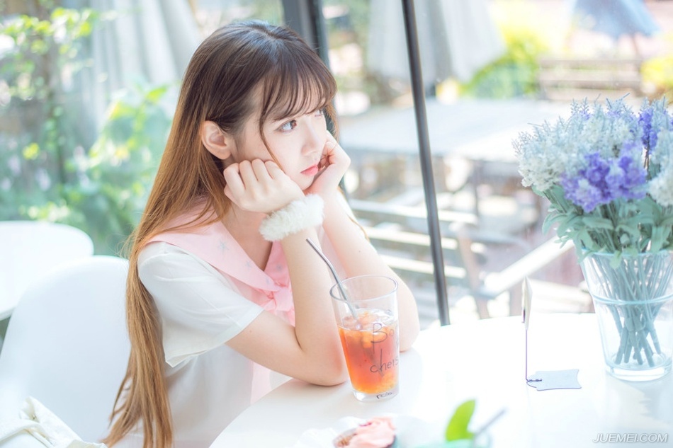 “孙权亲自去了柴桑，将周瑜的尸骨迎回庐江安葬，听说整个柴桑大营的将士都去了，新任都督吕蒙被孙权狠狠地责罚了一顿。”马良道。